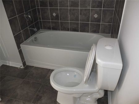 For Lease - 105 Silverwood Avenue, Richmond Hill, Ontario - Photo 3