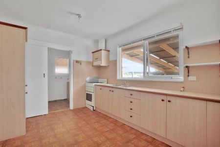 Spacious Three Bedroom Traditional Home - Photo 5