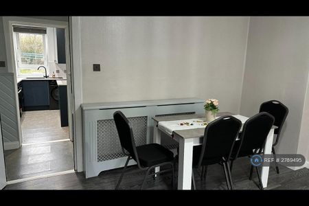 3 bedroom flat to rent - Photo 4