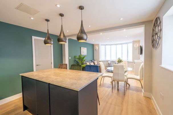 Brighton Road, Horley, RH6 - Photo 1