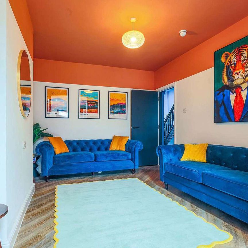 Newley refurbished property close to UHW Room 3 - Photo 1