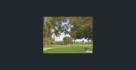 Stunning & Spacious Three-Level Townhouse Plus Study in a Quiet Street, Prime Enfield Location - Photo 5