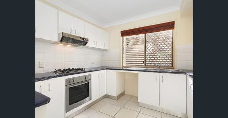 Perfectly located, peaceful townhouse - Photo 4