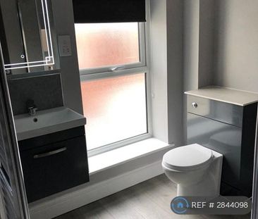 2 bedroom penthouse to rent - Photo 4