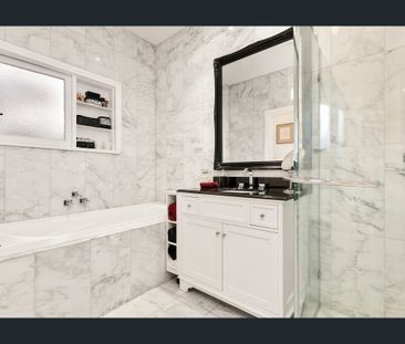 Fabulous Art Deco Townhouse - Photo 2