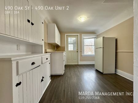 SPACIOUS 1-BEDROOM/1-BATH APARTMENT ON SECOND FLOOR-ALL UTILITIES INCL - Photo 2