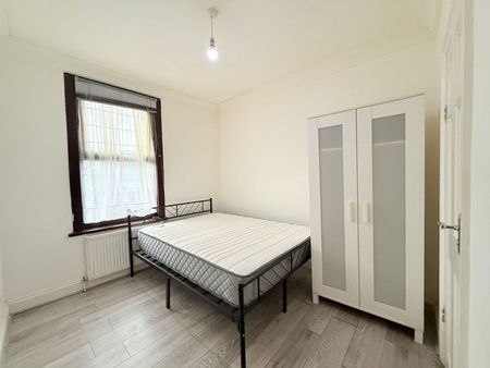 Ensuite room to let close to ilford station-£900 pcm - Photo 2