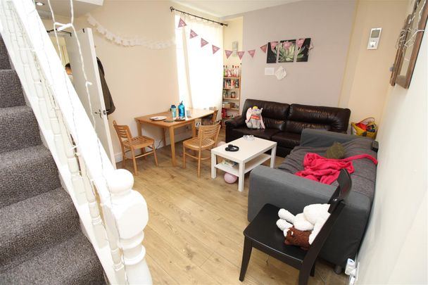 House - Terraced For Rent Queen Street, Pontypridd - Photo 1