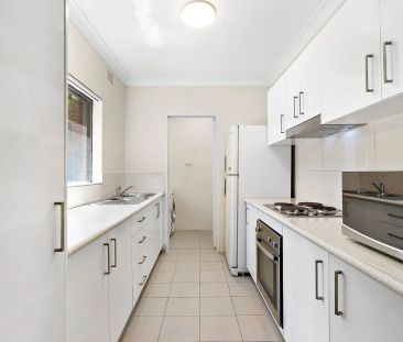 2 BEDROOM GEM IN THE HEART OF PARRAMATTA! GREAT VALUE! - Photo 3