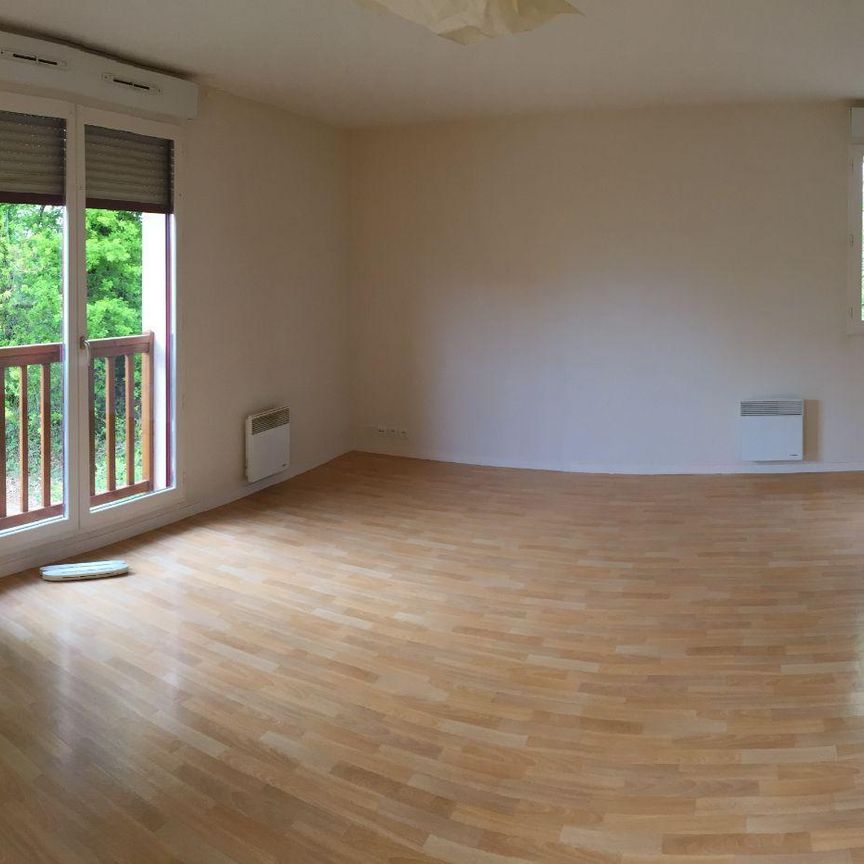 PARTHENAY DE BRETAGNE, rue des Noisetiers, 1er étage, 62m², comprenant: entrée avec placard, sé... - Photo 1