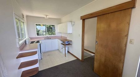 WELL PRESENTED UPSTAIRS Flat with fantastic views from the deck: - Photo 3