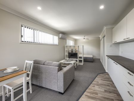 27 Rodney Street, Wynnum West QLD 4178 - Apartment For Rent | Domain - Photo 2