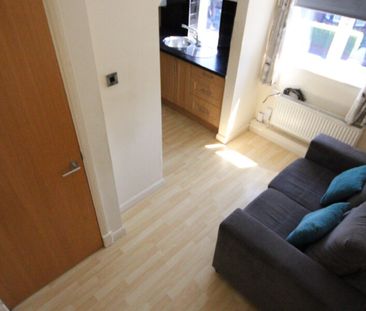 Delph Court, Woodhouse, Leeds, LS6 2HL - Photo 2