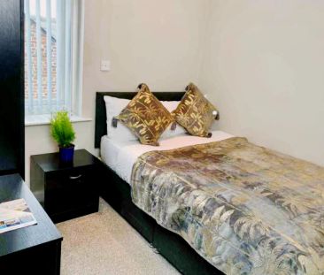 6 Beds 3 Baths - Photo 4