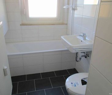 Renovierte 4 – Zimmer Wohnung mit Balkon in modernisierter Wohnanlage! - Photo 2