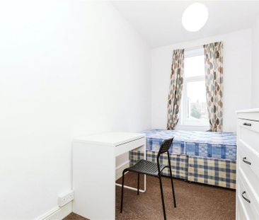 4 bedroom end of terrace house to rent - Photo 6