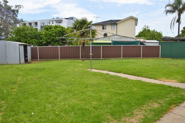 3 Bedroom Home - Walking Distance to Train station - Photo 1