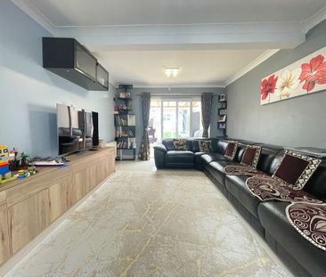 4 bed semi-detached house to rent in Barnhurst Path, Watford, WD19 - Photo 6
