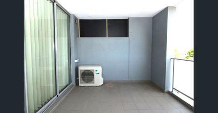 FULLY RENOVATED ONE BEDROOM APARTMENT - Photo 2