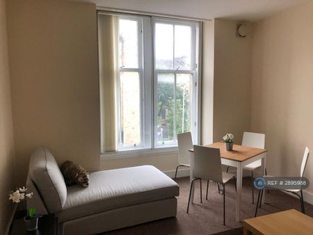 4 bedroom flat to rent - Photo 2