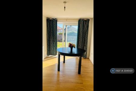 4 bedroom semi-detached house to rent - Photo 3