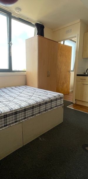 Studio Flat, Mede House, SO15 - Photo 1