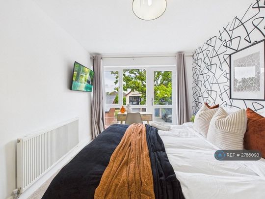 4 bedroom semi-detached house to rent - Photo 1