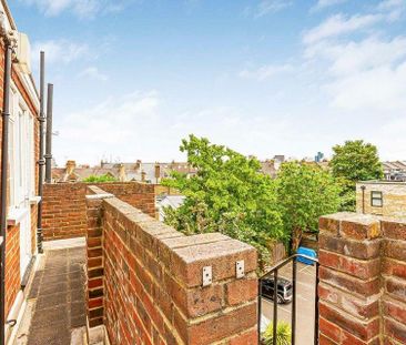 2 bedroom flat to rent - Photo 6