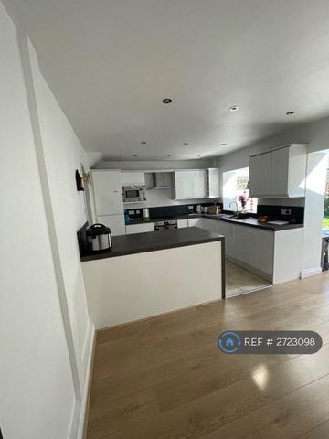 3 bedroom semi-detached house to rent - Photo 4