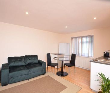 Studio to rent - Photo 2