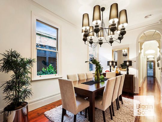Elegant 2-Bedroom Residence on Richmond’s Premier Location Wellington Street - Photo 1