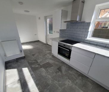 3 bedroom semi-detached house to rent - Photo 6