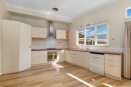 Comfort and Convenience in Yarraville: Stunning 3-Bedroom Home with Outdoor Space - Photo 2