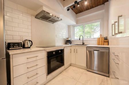 Low maintenance, Great location - Photo 3