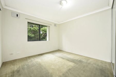 Modern two bedroom apartment in a convenient setting - Photo 5