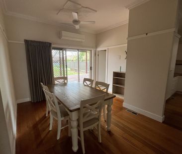 CLASSIC NORTH CENTRAL PERIOD HOME! - Photo 2