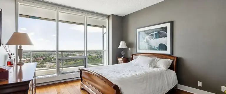 Beautifully Furnished Two Bedroom Apartment in Downtown Calgary. | 3301 - 433 11 Ave SE, Calgary - Photo 1