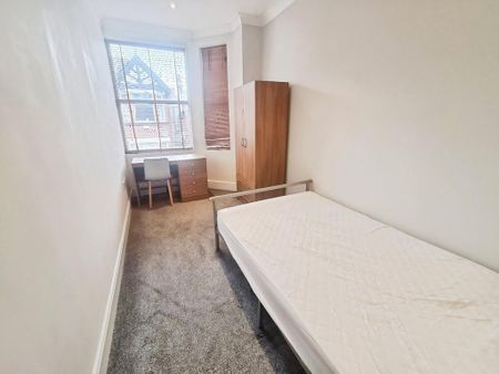 4 bedroom semi-detached house to rent - Photo 3