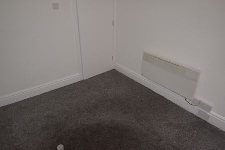 To Let 1 Bed Flat - Photo 3