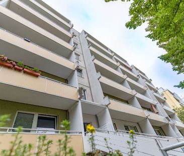 Kleine Wohnung, aber großer Balkon mit Blick ins Grüne und frisch saniert. - Photo 3