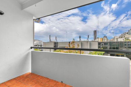 Light-Filled Inner-City Living on Boundary Street - Photo 5