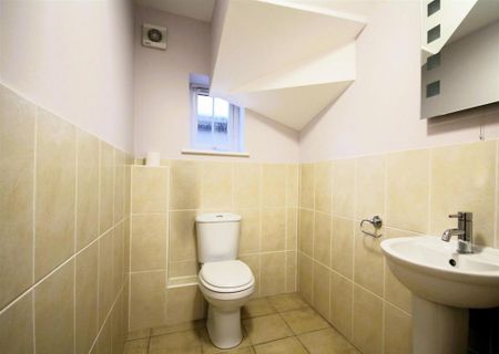 4 bedroom detached house to rent - Photo 2