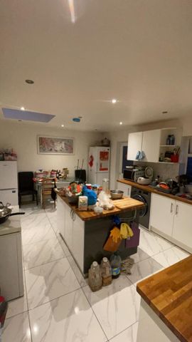 1 bedroom in a house share to rent - Photo 2