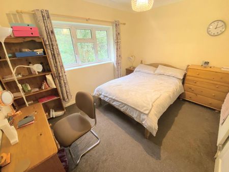 4 bedroom semi-detached house to rent - Photo 4