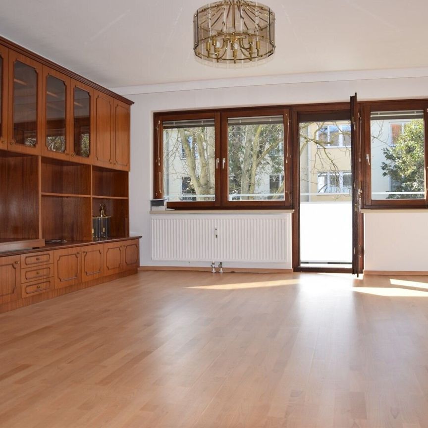 Eleganter „Retro-Style“ – Großzügige, sonnige, ruhige Wohnung mit Süd-Loggia! 2 Garagenplätze! - Foto 1