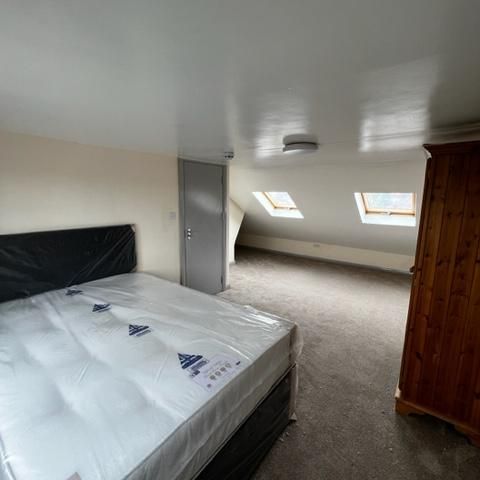 1 bedroom in a house share to rent - Photo 2