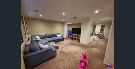 Perfect Family Home in a Perfect Location!!! 4Bedrooms with En-suites - Photo 4