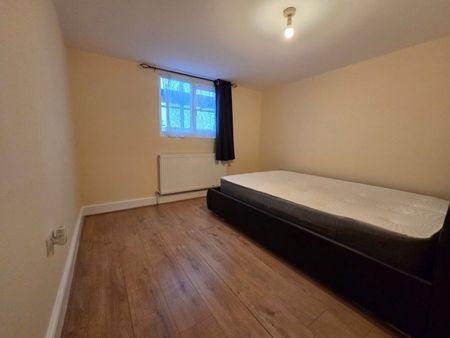 6 Bed Terraced House, West End Avenue, E10 - Photo 4