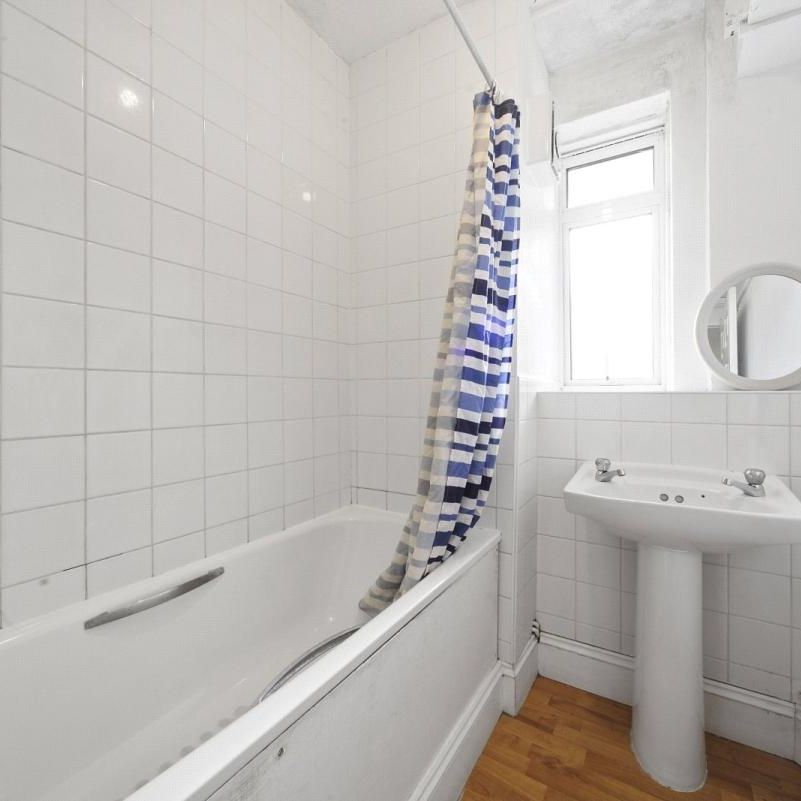 3 bedroom flat in Camden - Photo 1