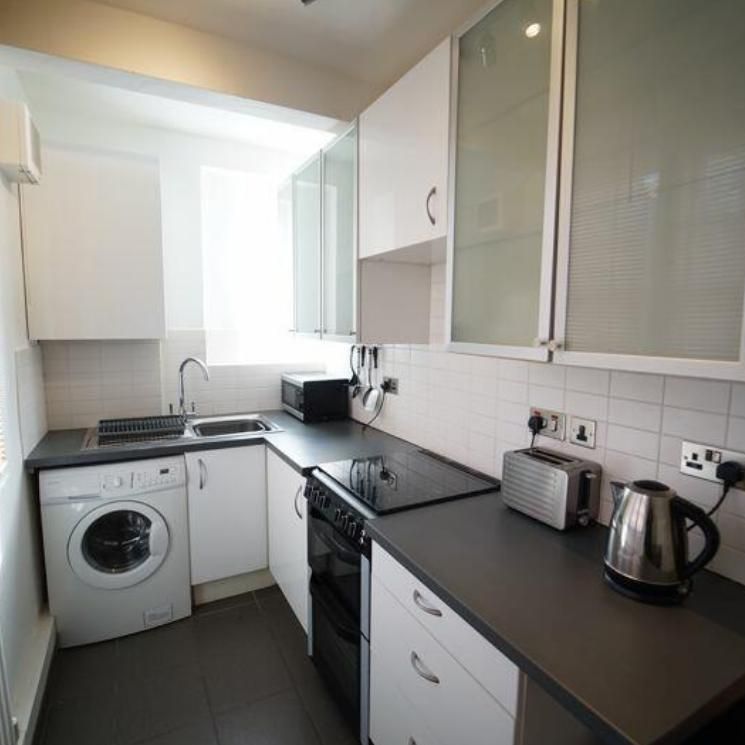 1 bedroom flat in Cureton Street - Photo 2